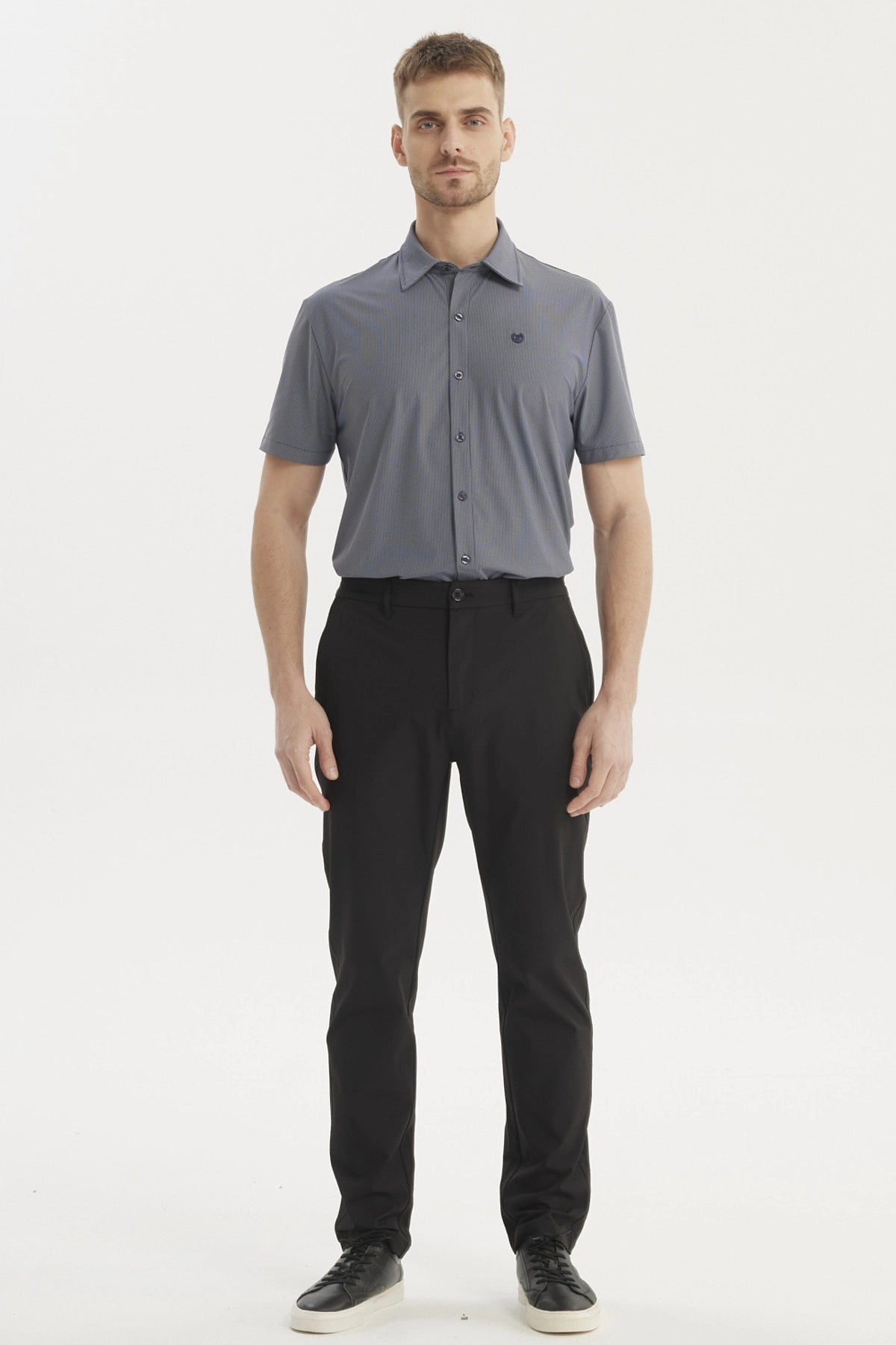 Pantalón slim negro para hombre liso elegante y versátil sin estampa ideal para ocasiones formales o casuales