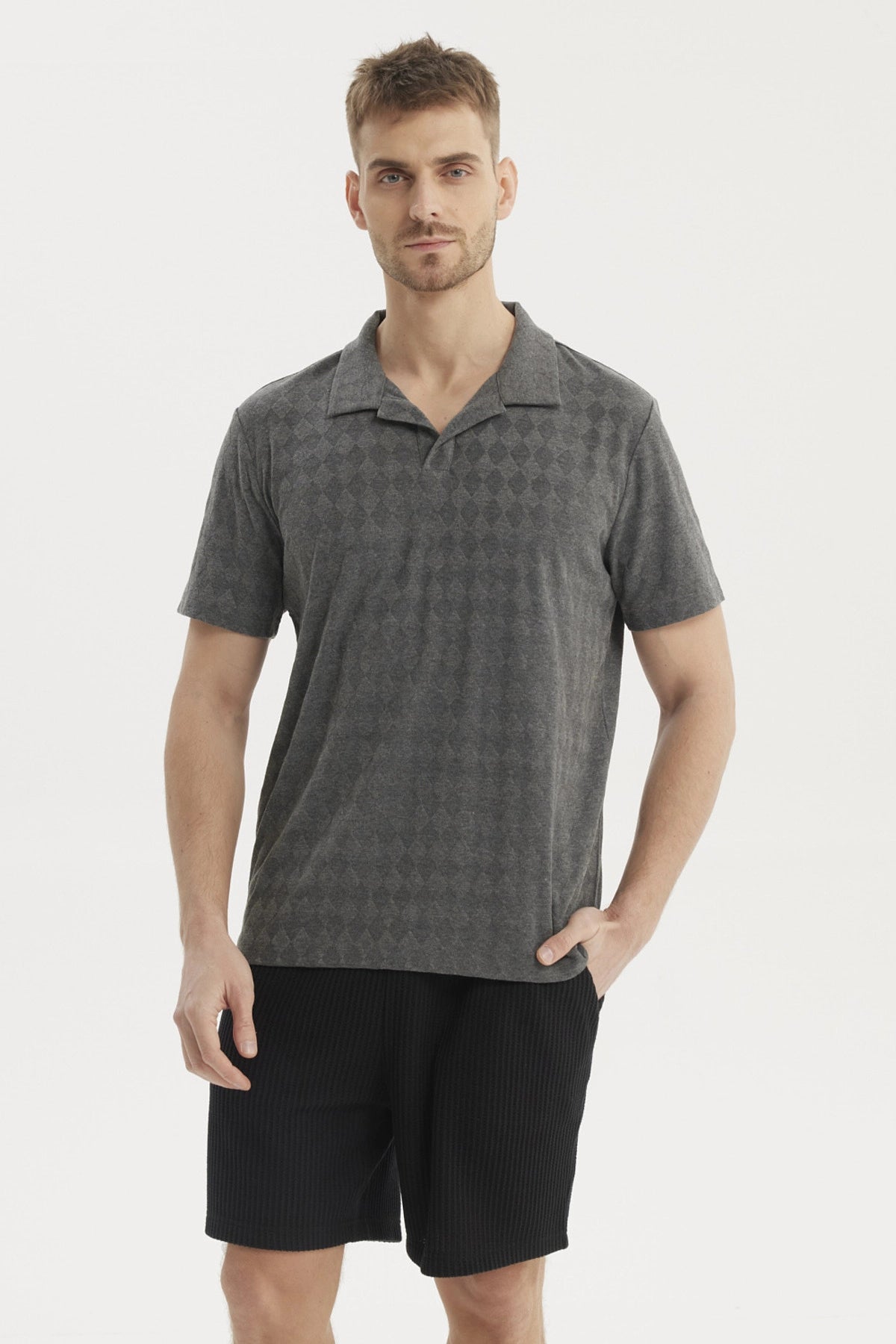 Polera hombre slim gris melange con cuello camisero y patrón geométrico discreto en el frente estilo casual