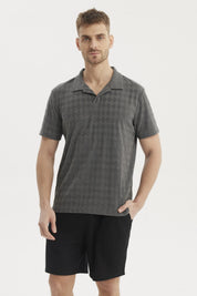 Polera hombre slim gris melange con cuello camisero y patrón geométrico discreto en el frente estilo casual