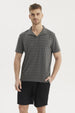 Polera hombre slim gris melange con cuello camisero y patrón geométrico discreto en el frente estilo casual