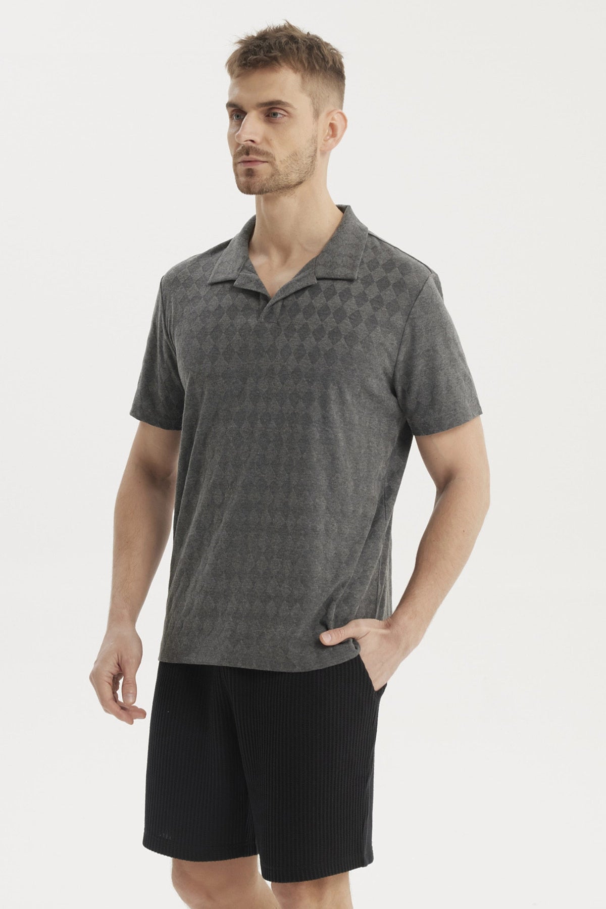Polera hombre slim gris melange con cuello camisero y patrón geométrico discreto en el frente estilo casual