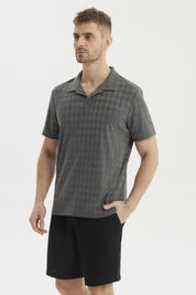 Polera hombre slim gris melange con cuello camisero y patrón geométrico discreto en el frente estilo casual