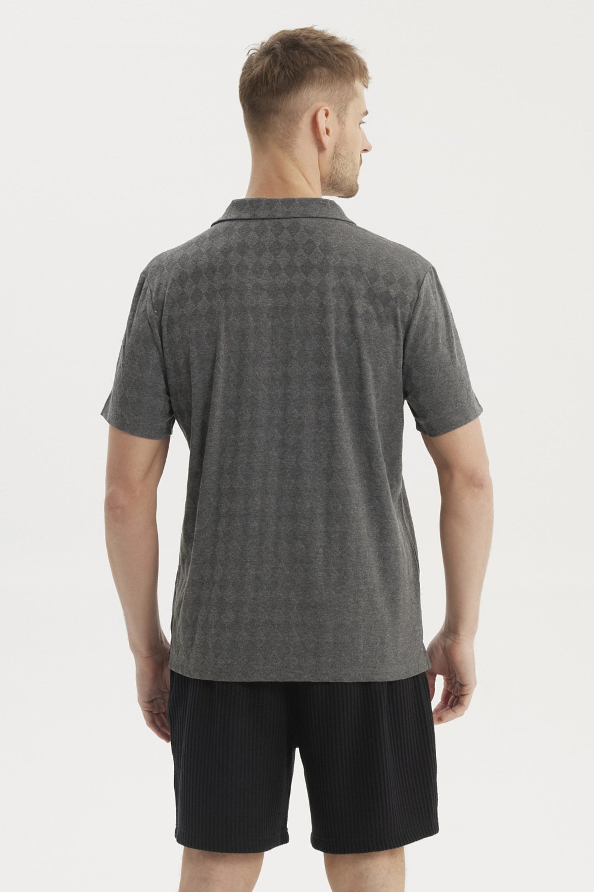 Polera hombre slim gris melange con cuello camisero y patrón geométrico discreto en el frente estilo casual