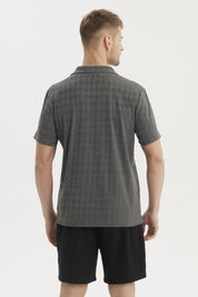 Polera hombre slim gris melange con cuello camisero y patrón geométrico discreto en el frente estilo casual
