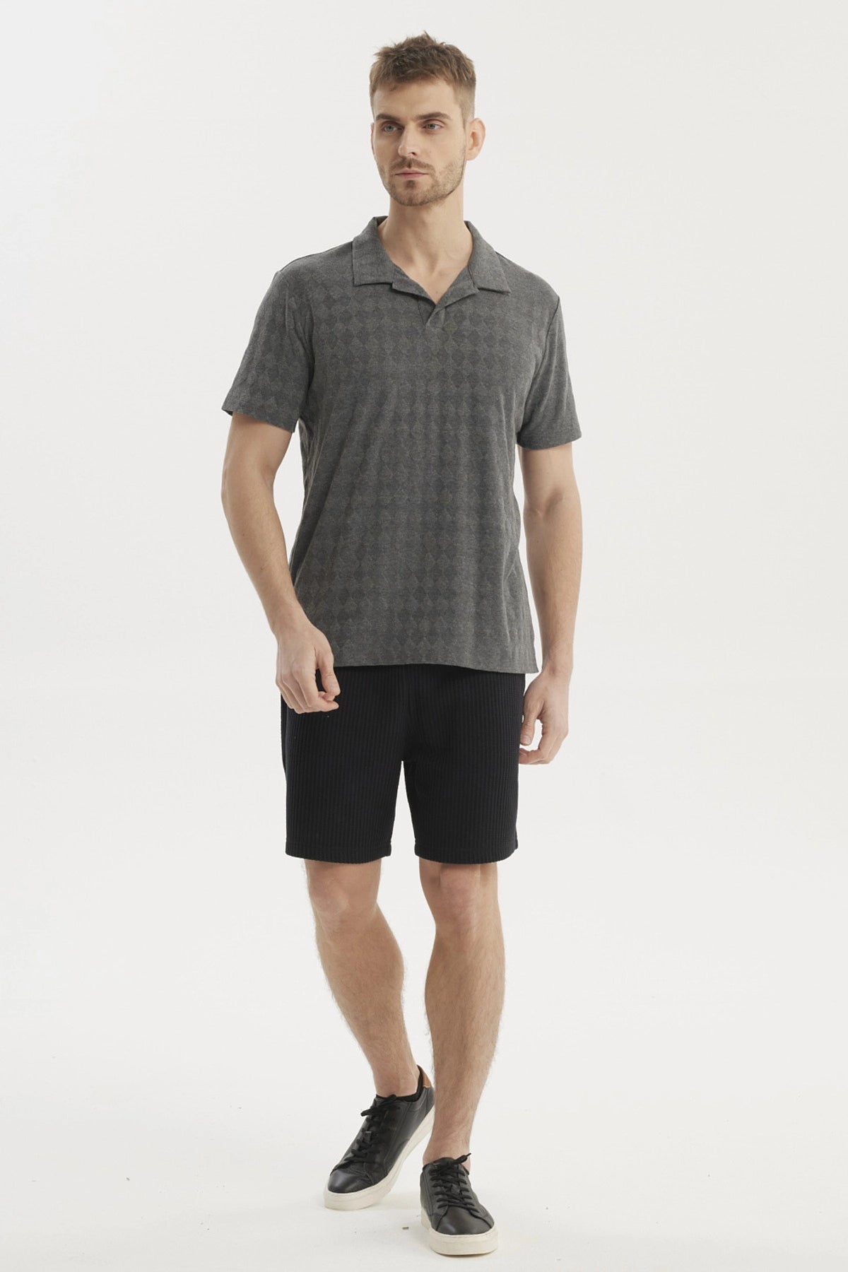 Polera hombre slim gris melange con cuello camisero y patrón geométrico discreto en el frente estilo casual