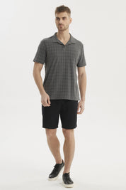 Polera hombre slim gris melange con cuello camisero y patrón geométrico discreto en el frente estilo casual