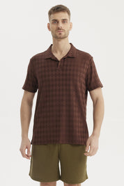 Polera hombre slim chocolate con cuello camisero y diseño de rombos pequeños en toda la prenda