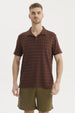 Polera hombre slim chocolate con cuello camisero y diseño de rombos pequeños en toda la prenda