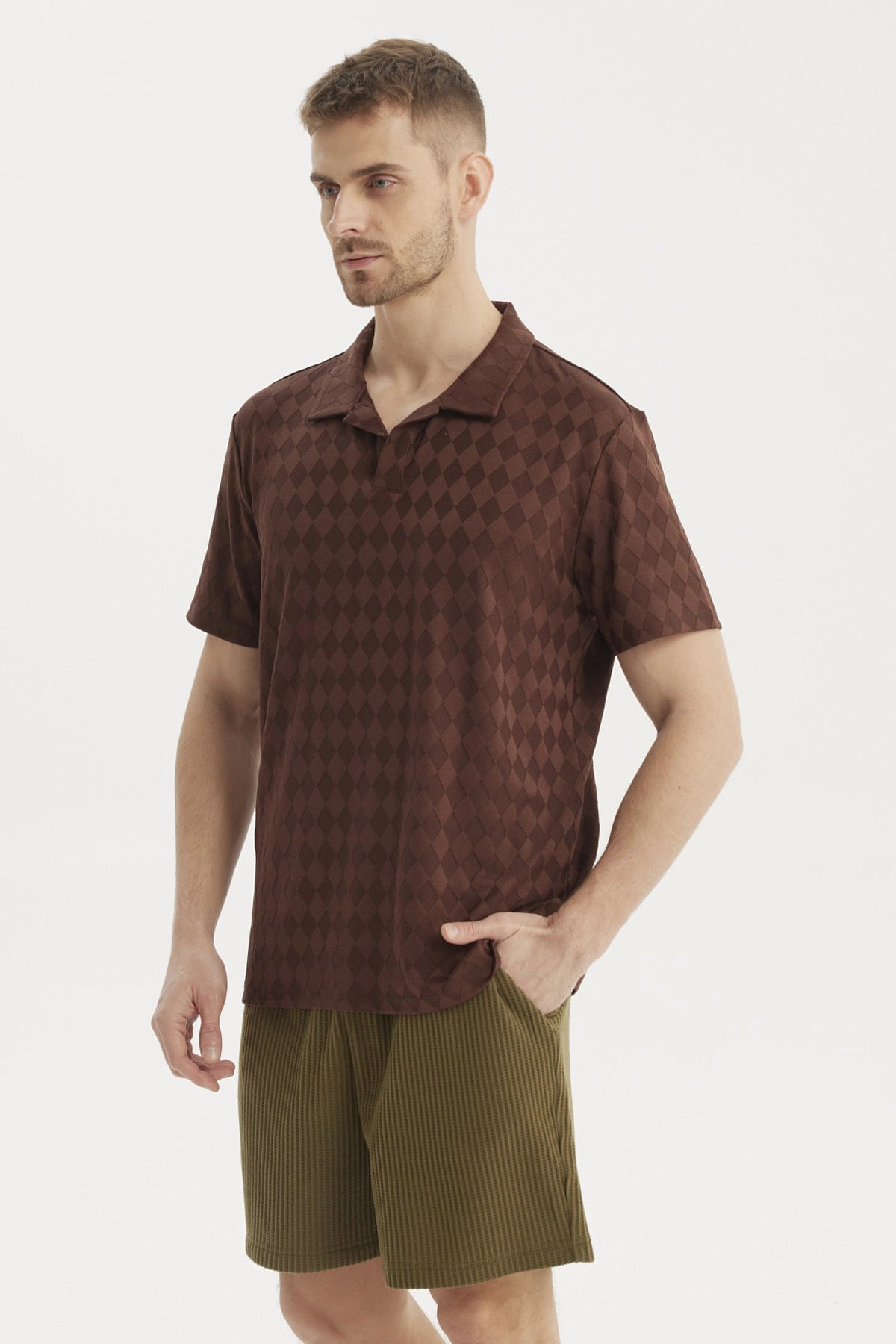 Polera hombre slim chocolate con cuello camisero y diseño de rombos pequeños en toda la prenda