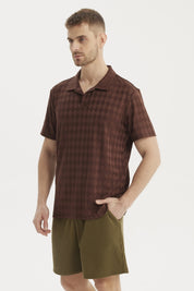 Polera hombre slim chocolate con cuello camisero y diseño de rombos pequeños en toda la prenda