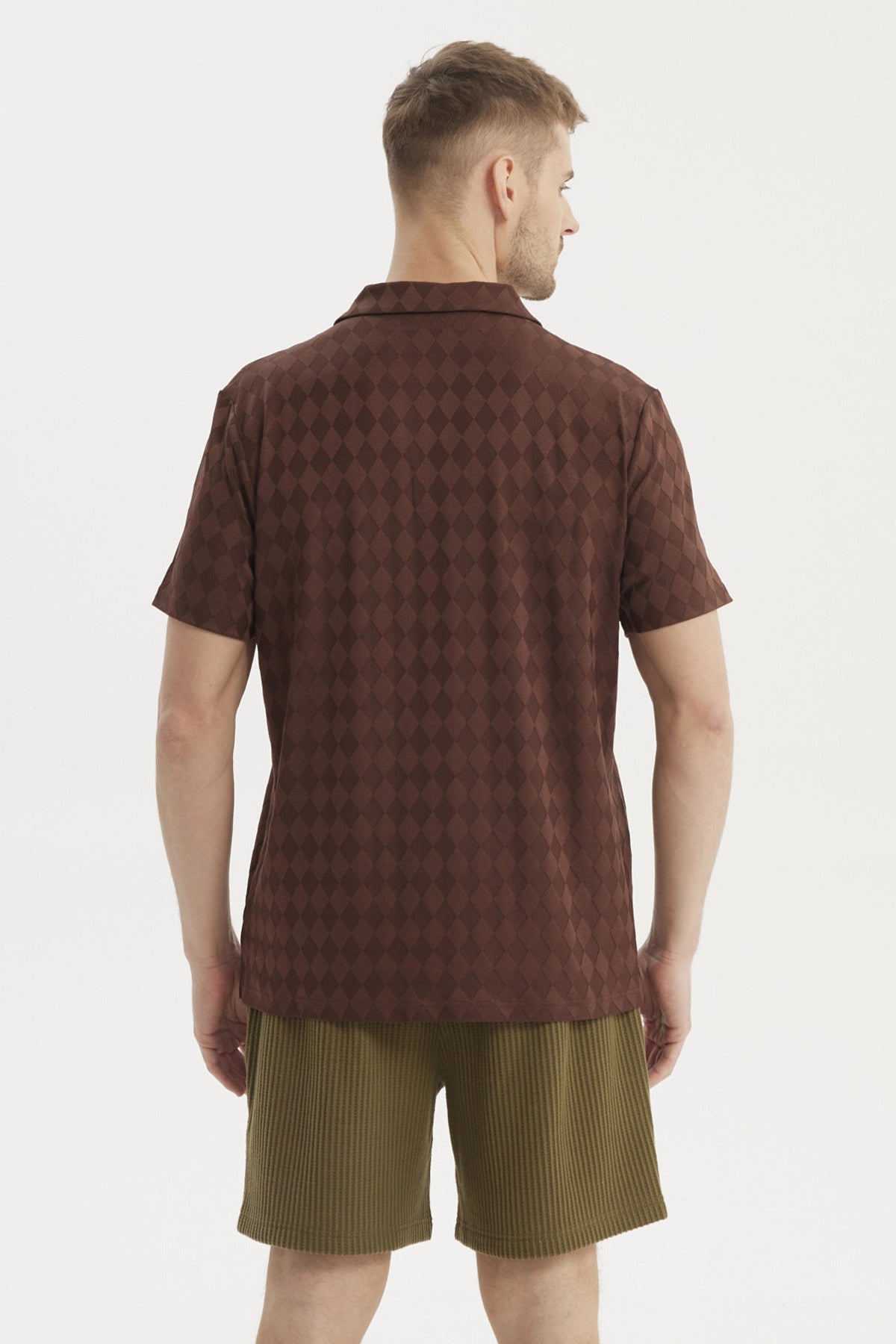 Polera hombre slim chocolate con cuello camisero y diseño de rombos pequeños en toda la prenda