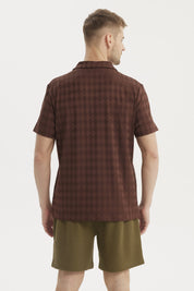 Polera hombre slim chocolate con cuello camisero y diseño de rombos pequeños en toda la prenda
