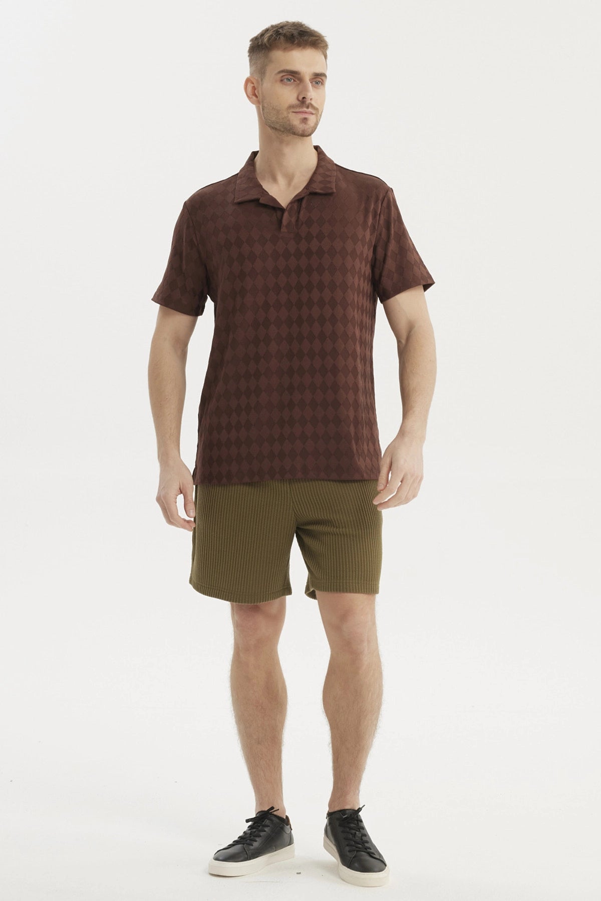 Polera hombre slim chocolate con cuello camisero y diseño de rombos pequeños en toda la prenda