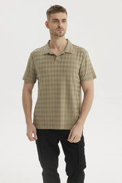 Polera hombre verde con diseño de rombos cuello camisero estilo casual ajustado