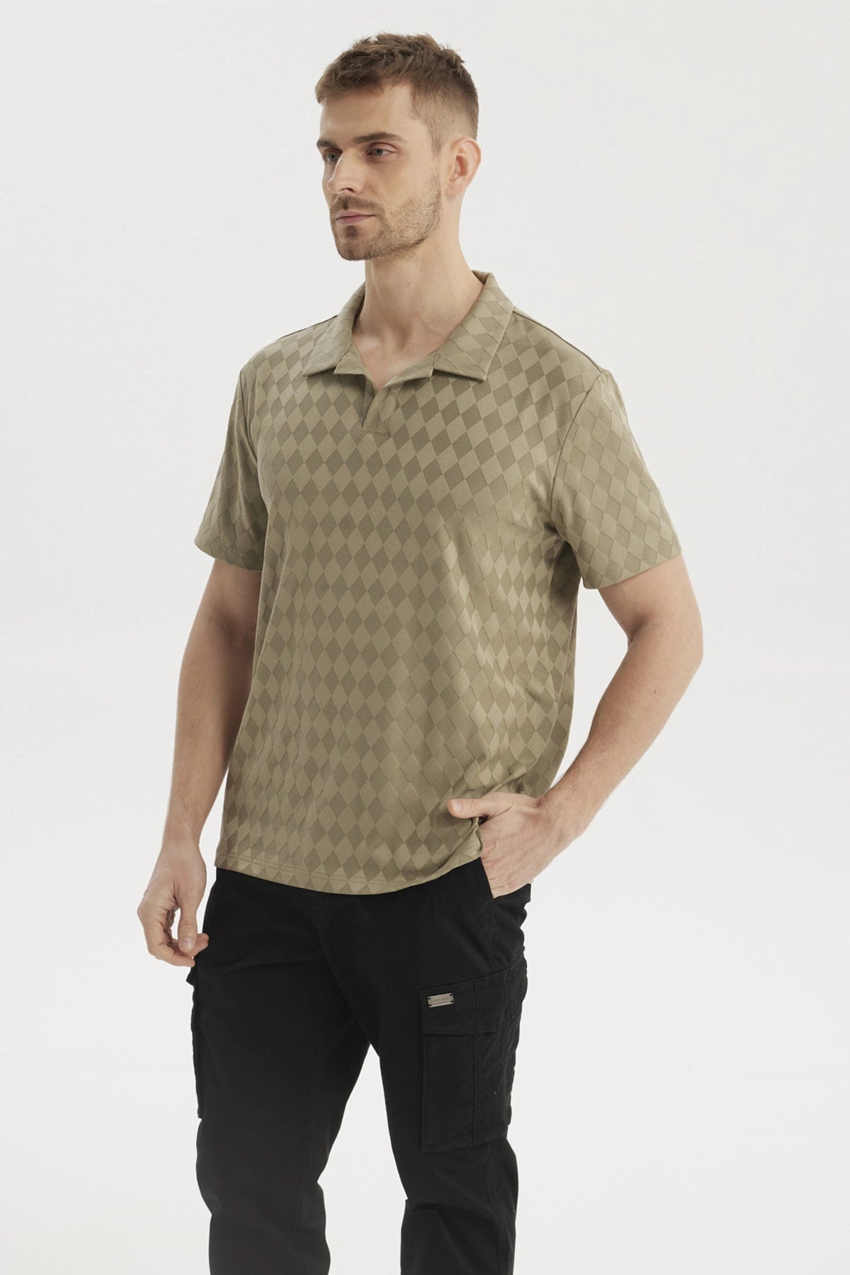 Polera hombre verde con diseño de rombos cuello camisero estilo casual ajustado