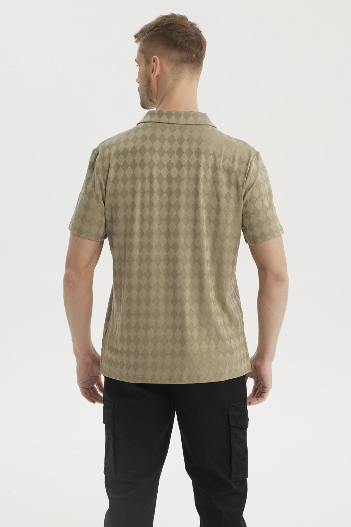 Polera hombre verde con diseño de rombos cuello camisero estilo casual ajustado