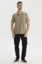 Polera hombre verde con diseño de rombos cuello camisero estilo casual ajustado