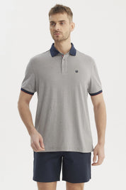 Polera gris de hombre con cuello contraste azul oscuro lisa y detalle de logo pequeño en el pecho estilo casual