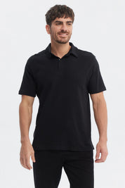 Polera negra de hombre estilo polo de manga corta diseño liso sin estampa ideal para un look casual elegante