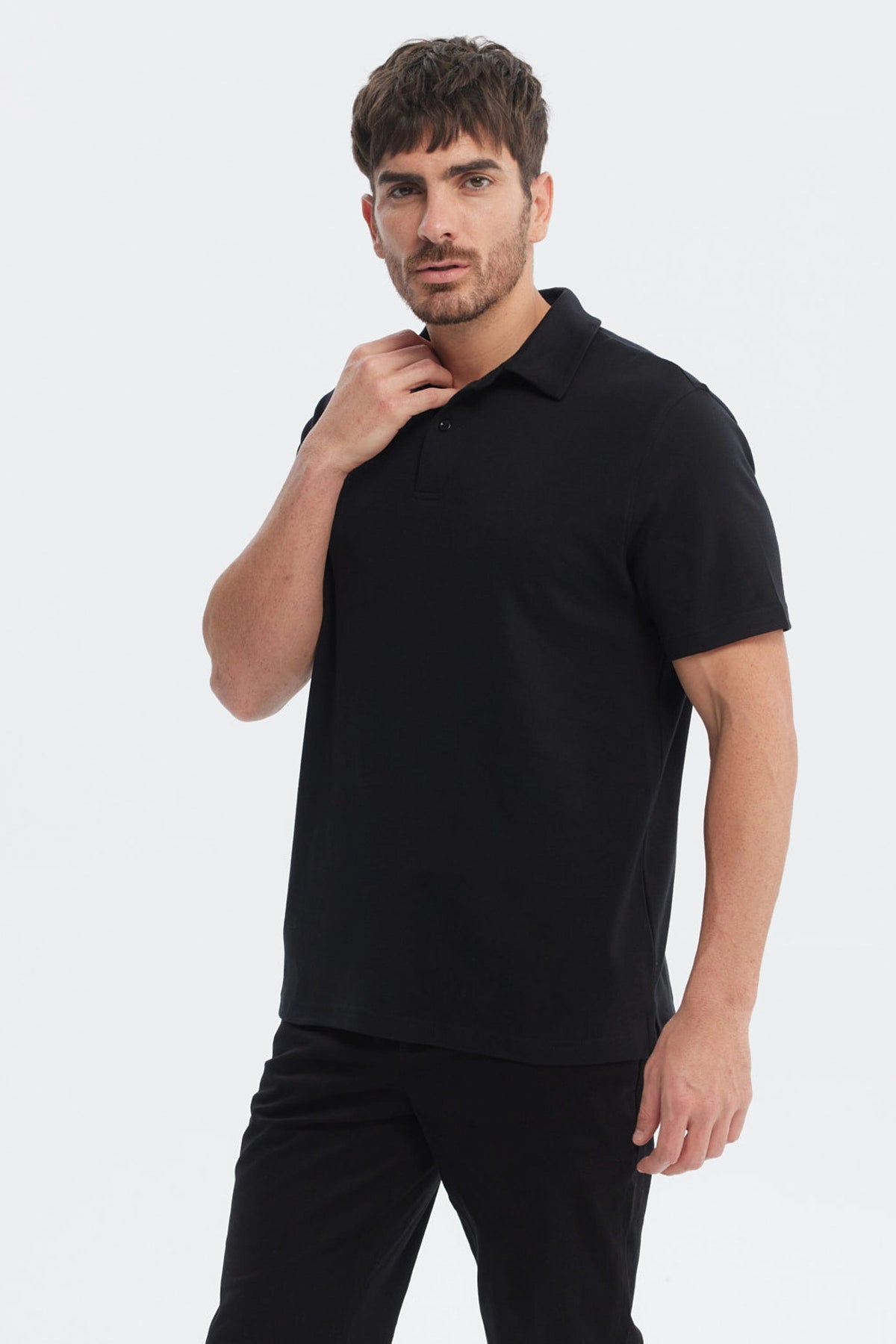 Polera negra de hombre estilo polo de manga corta diseño liso sin estampa ideal para un look casual elegante