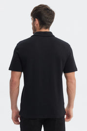 Polera negra de hombre estilo polo de manga corta diseño liso sin estampa ideal para un look casual elegante