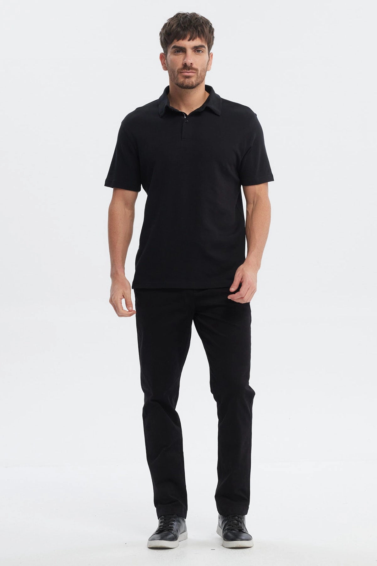 Polera negra de hombre estilo polo de manga corta diseño liso sin estampa ideal para un look casual elegante
