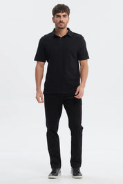 Polera negra de hombre estilo polo de manga corta diseño liso sin estampa ideal para un look casual elegante