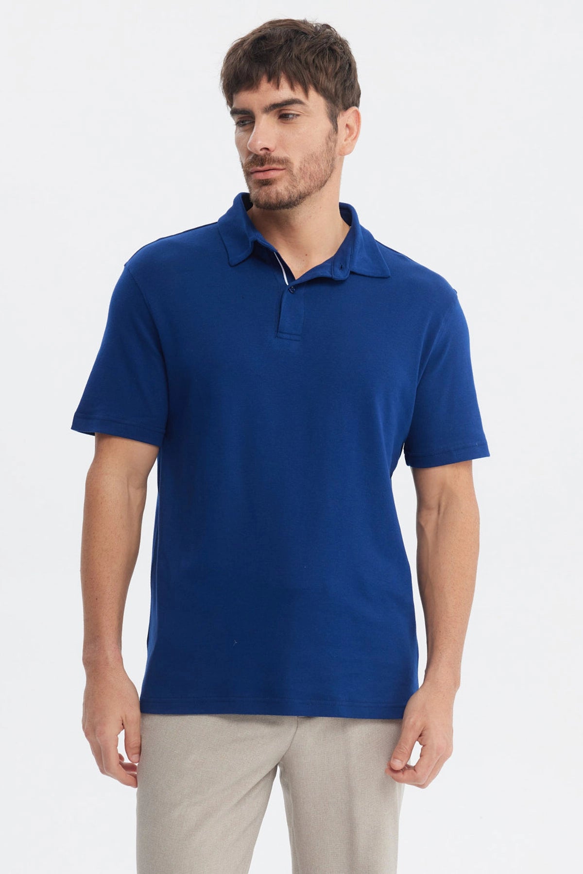 Polera polo hombre lisa azul con cuello clásico y manga corta en tela de algodón sin estampa visible