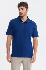 Polera polo hombre lisa azul con cuello clásico y manga corta en tela de algodón sin estampa visible
