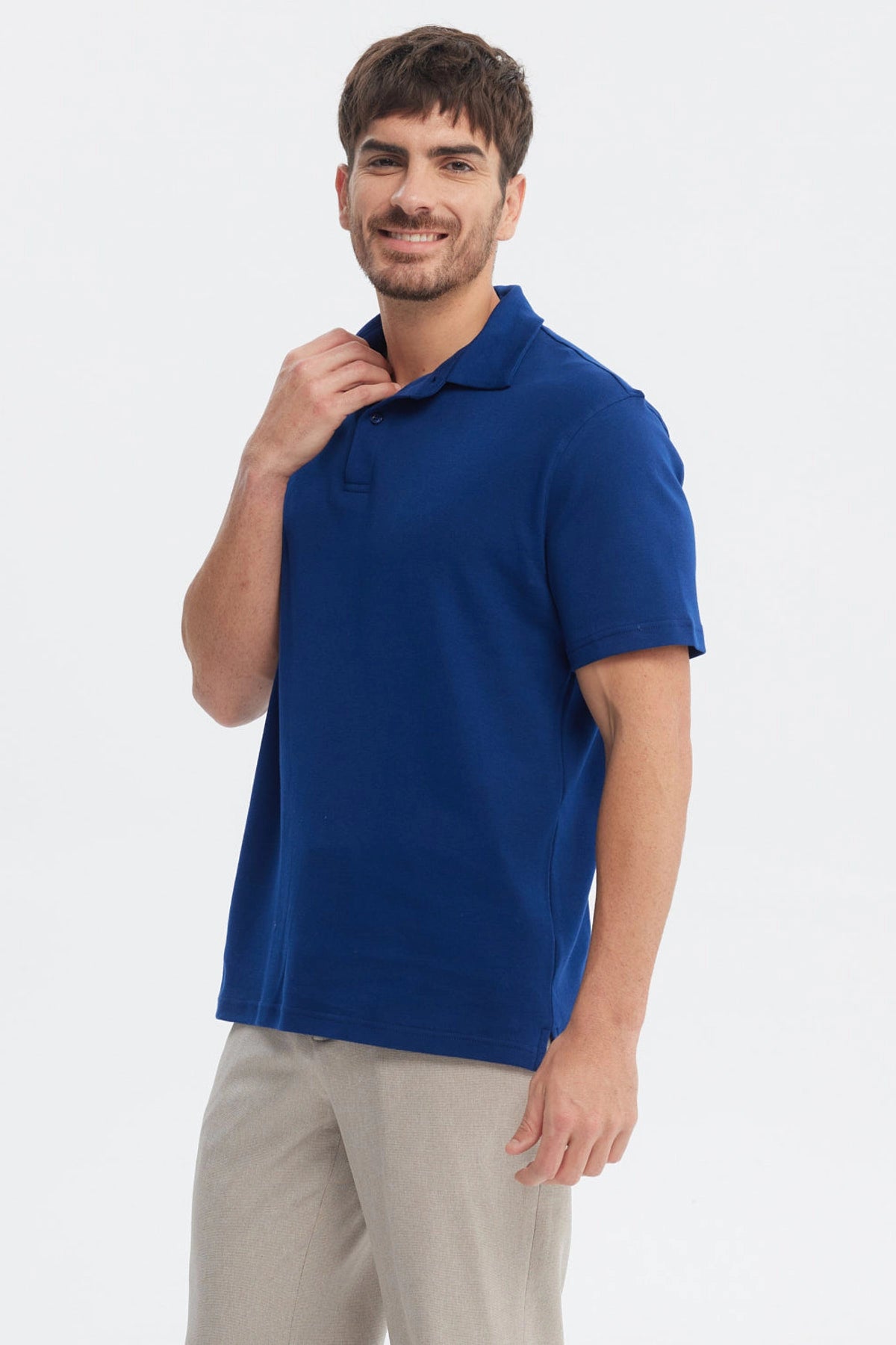 Polera polo hombre lisa azul con cuello clásico y manga corta en tela de algodón sin estampa visible
