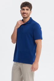 Polera polo hombre lisa azul con cuello clásico y manga corta en tela de algodón sin estampa visible