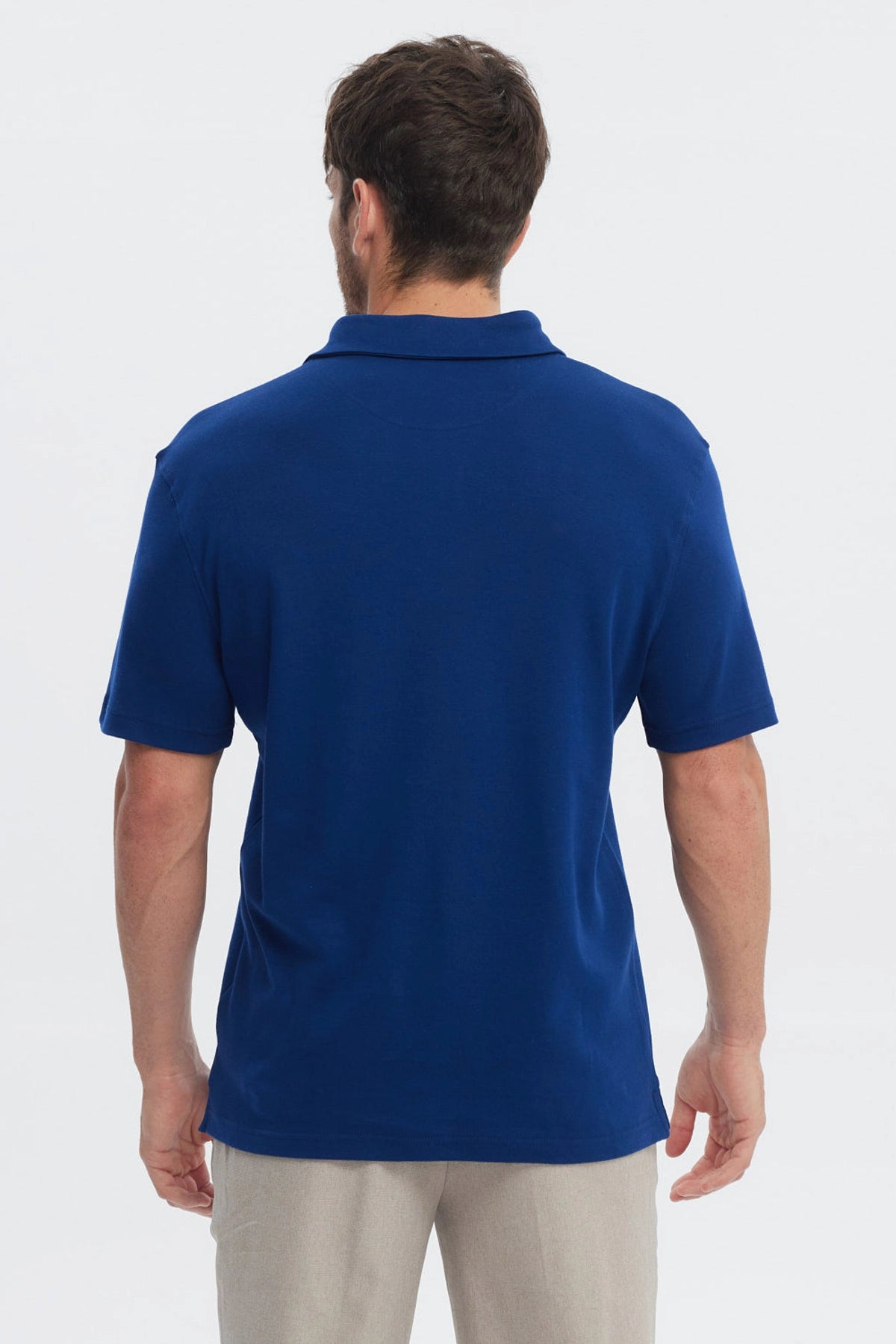 Polera polo hombre lisa azul con cuello clásico y manga corta en tela de algodón sin estampa visible