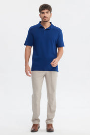 Polera polo hombre lisa azul con cuello clásico y manga corta en tela de algodón sin estampa visible