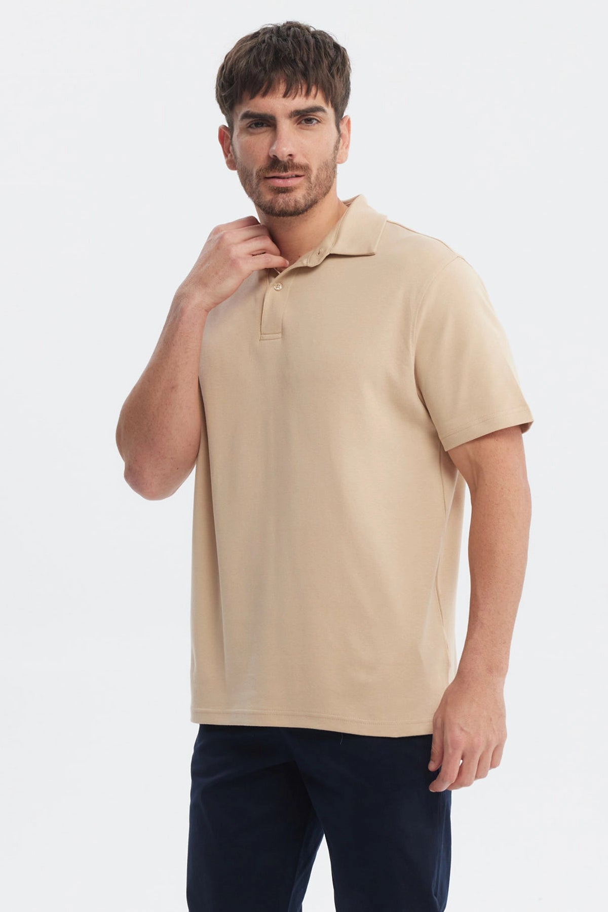 Polera polo lisa beige para hombre de manga corta en algodón ideal para un look casual y cómodo