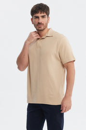 Polera polo lisa beige para hombre de manga corta en algodón ideal para un look casual y cómodo