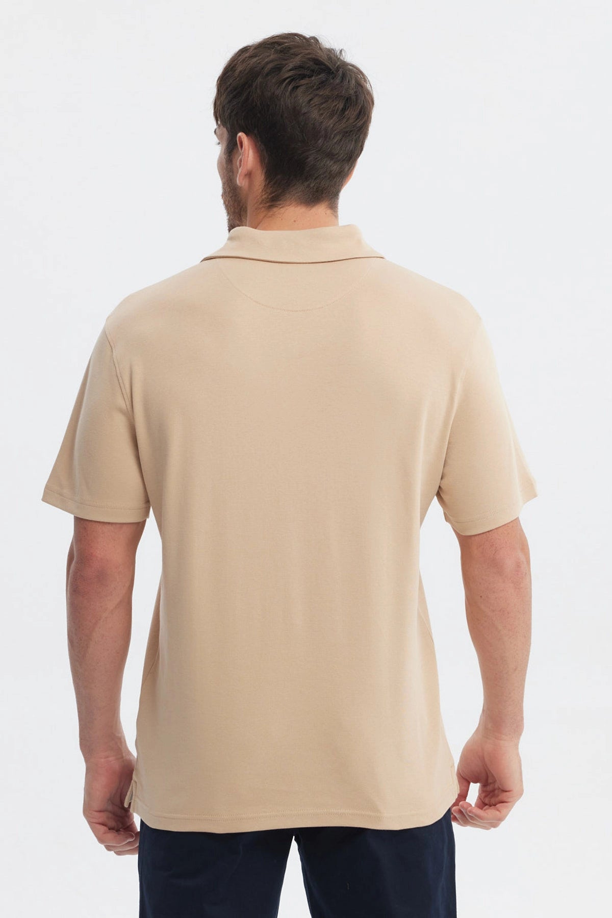 Polera polo lisa beige para hombre de manga corta en algodón ideal para un look casual y cómodo