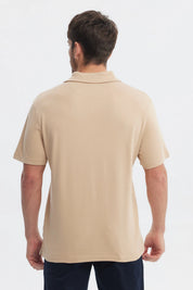 Polera polo lisa beige para hombre de manga corta en algodón ideal para un look casual y cómodo