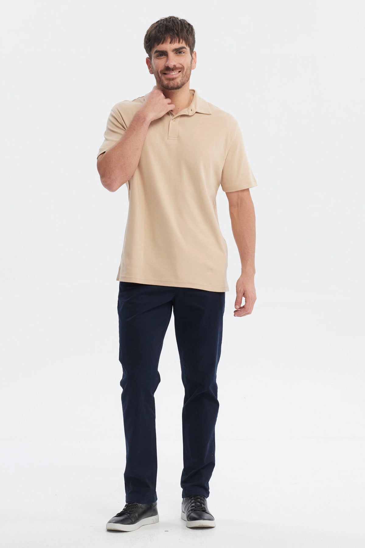 Polera polo lisa beige para hombre de manga corta en algodón ideal para un look casual y cómodo