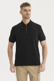 Polera negra de hombre con textura vertical lisa cierre corto en el pecho y cuello polo