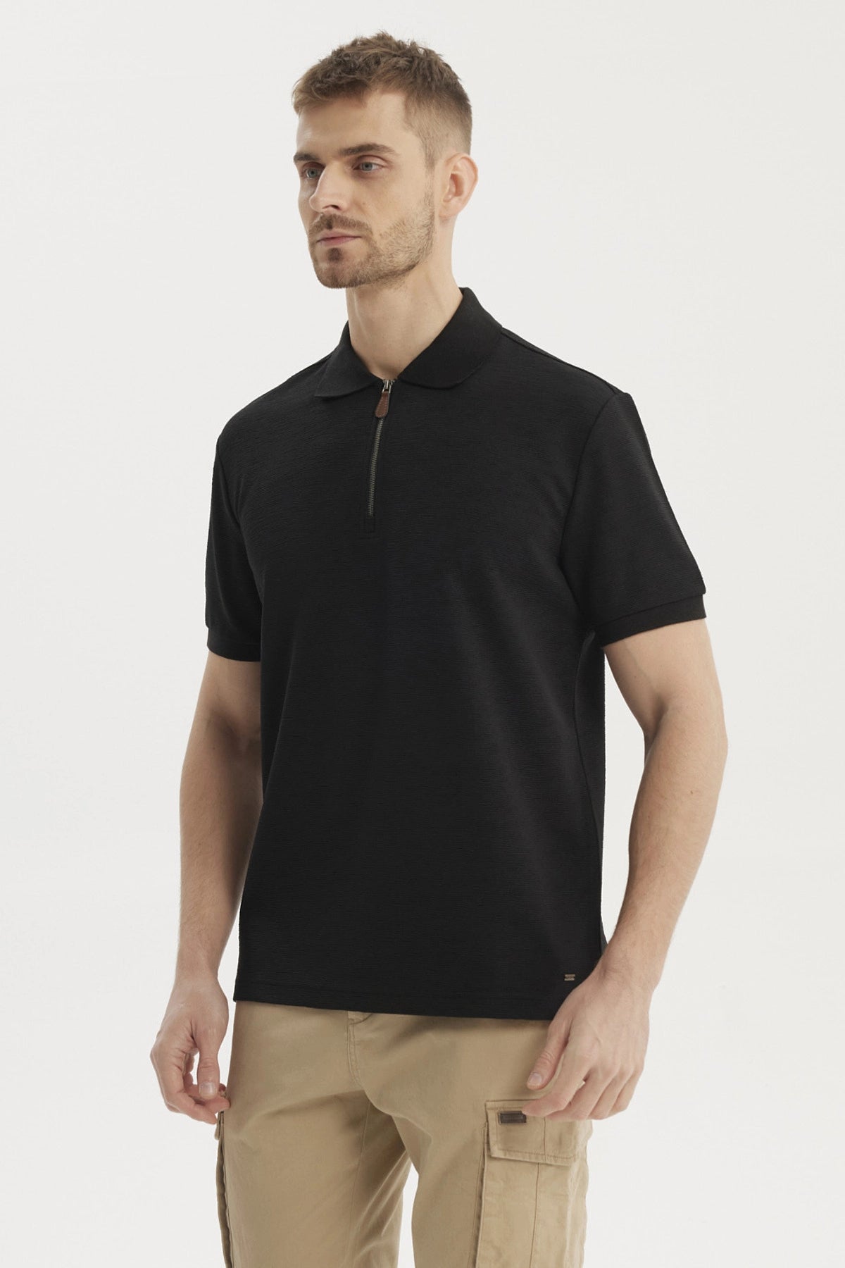 Polera negra de hombre con textura vertical lisa cierre corto en el pecho y cuello polo