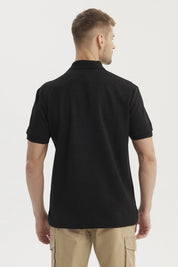 Polera negra de hombre con textura vertical lisa cierre corto en el pecho y cuello polo