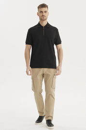 Polera negra de hombre con textura vertical lisa cierre corto en el pecho y cuello polo