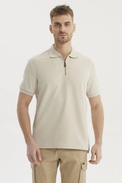 Polera gris claro hombre con textura vertical cierre medio en pecho estilo casual sin estampa visible