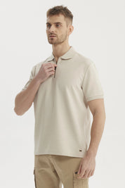 Polera gris claro hombre con textura vertical cierre medio en pecho estilo casual sin estampa visible