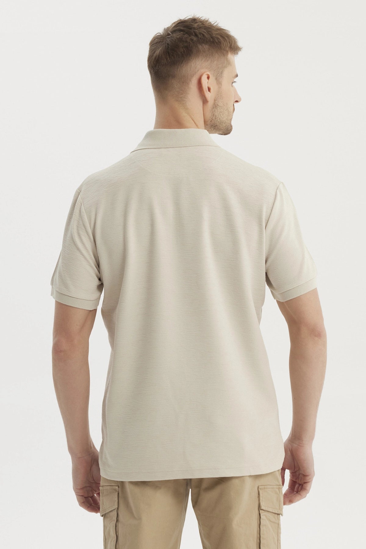 Polera gris claro hombre con textura vertical cierre medio en pecho estilo casual sin estampa visible