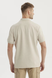 Polera gris claro hombre con textura vertical cierre medio en pecho estilo casual sin estampa visible