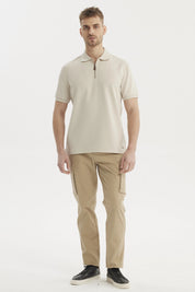 Polera gris claro hombre con textura vertical cierre medio en pecho estilo casual sin estampa visible