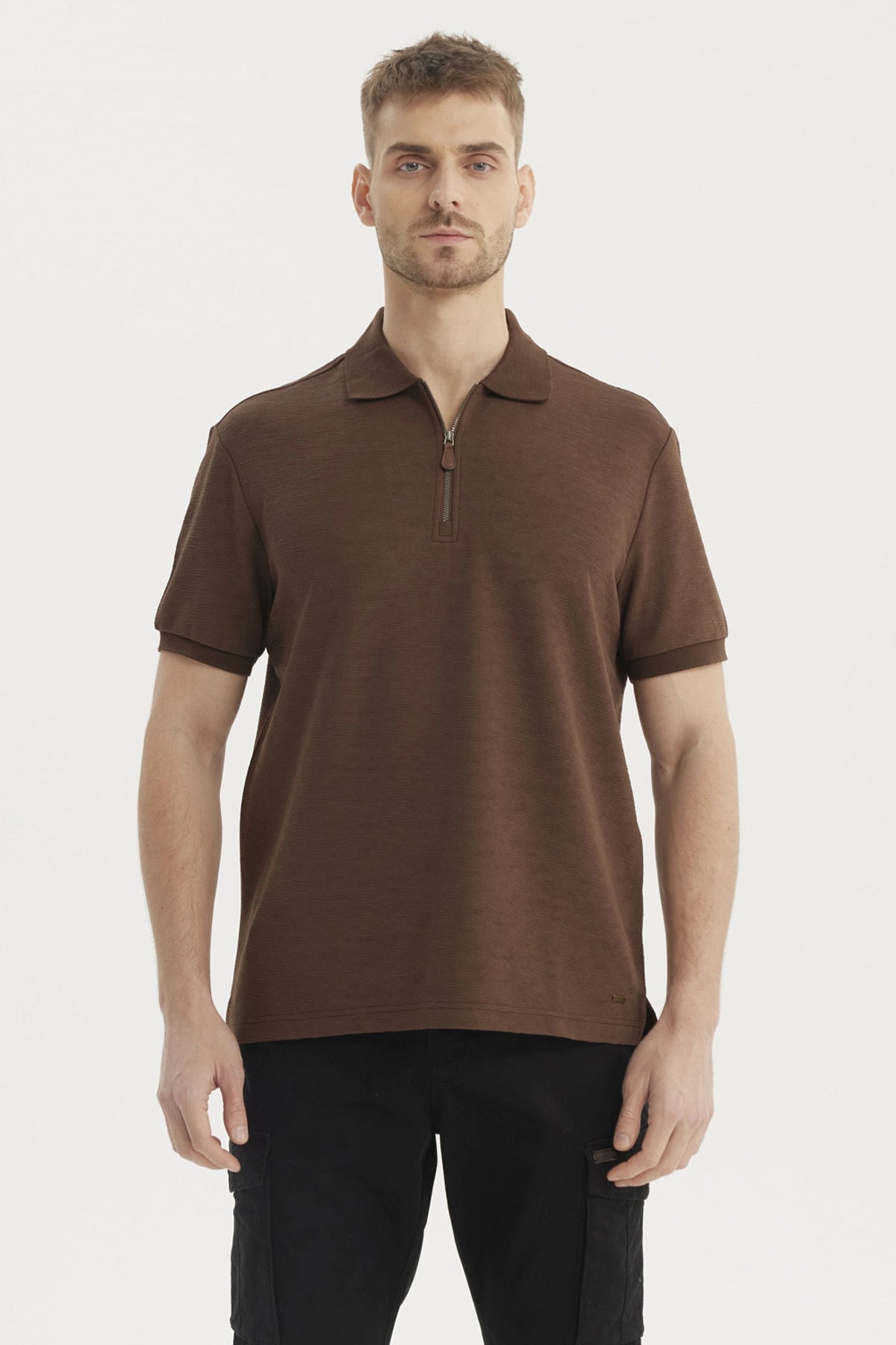 Polera de hombre chocolate con textura vertical lisa y cierre en el cuello estilo polo