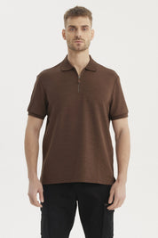 Polera de hombre chocolate con textura vertical lisa y cierre en el cuello estilo polo