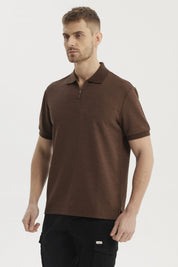 Polera de hombre chocolate con textura vertical lisa y cierre en el cuello estilo polo